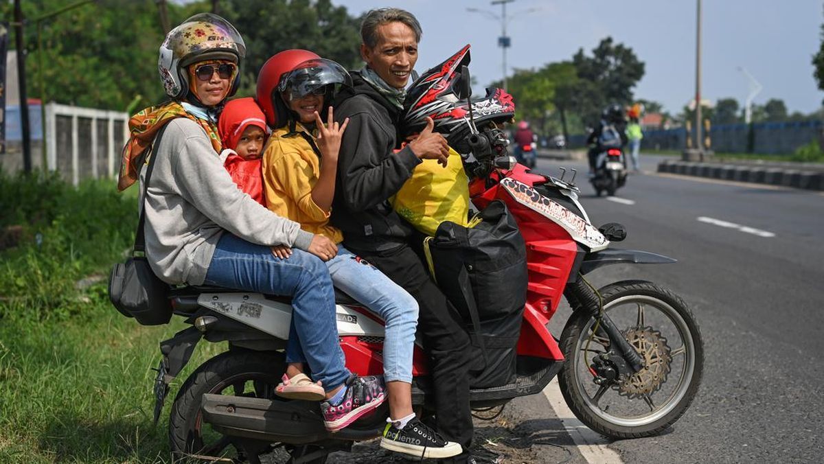 Keluarga berkendara bersama di jalan